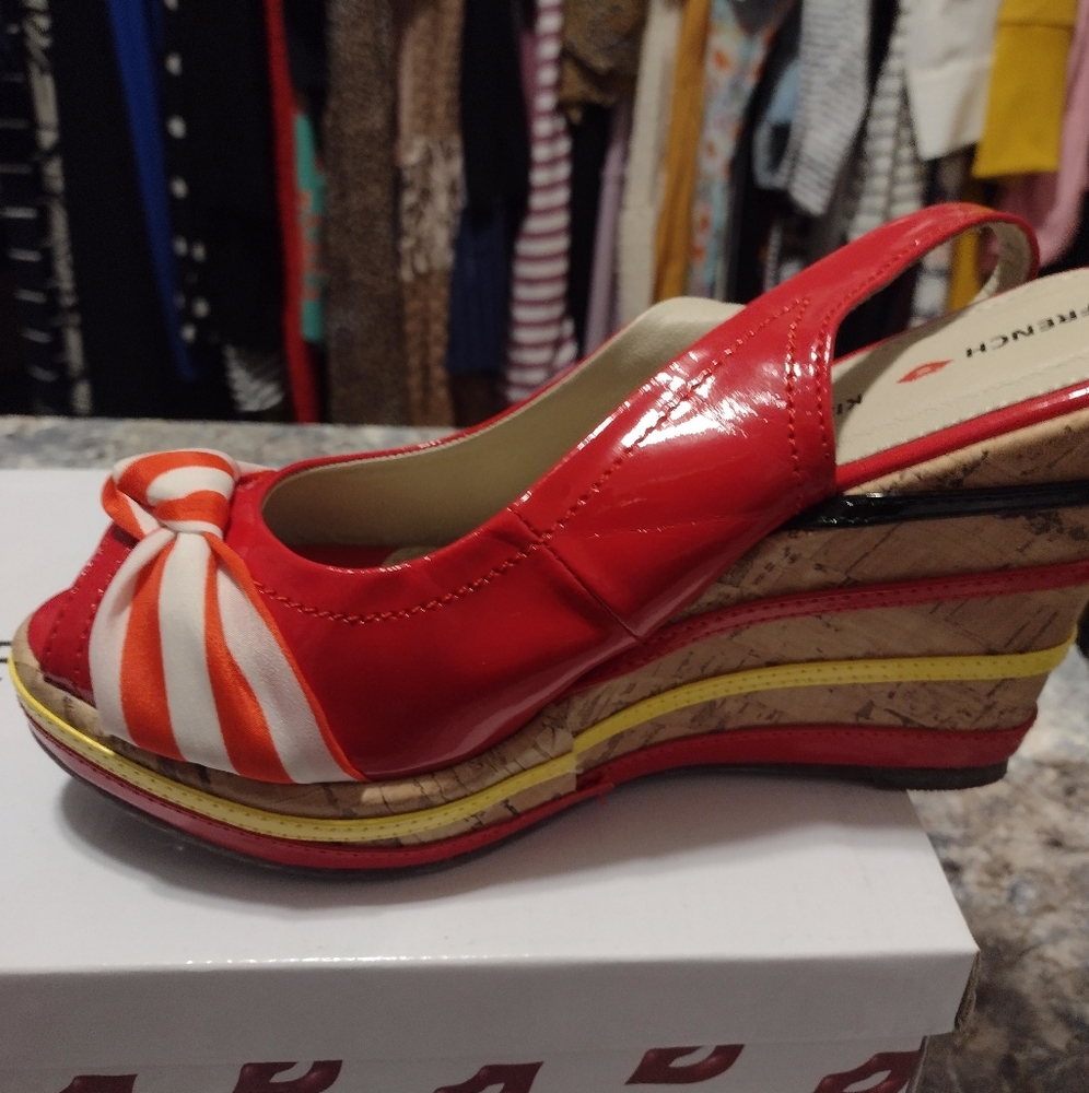 NIB Red Wedges